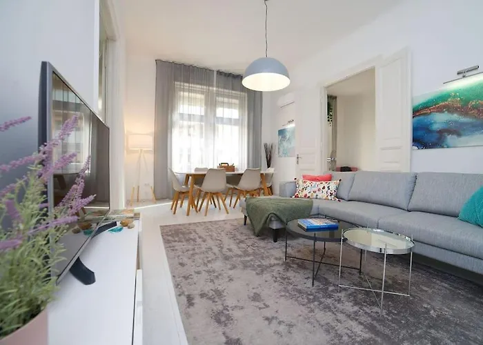Spacious Apartment Nearby Parliament