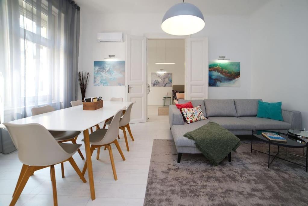 Spacious Nearby Parliament Apartament Budapesta
