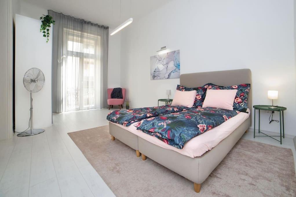 Apartment Spacious Nearby Parliament Budapest